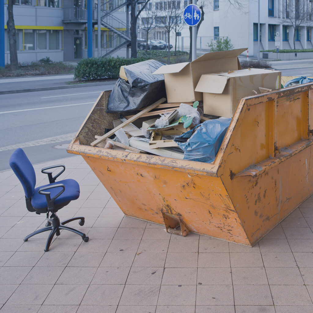 Müllcontainer bereit zur Entsorgung nach Beräumung