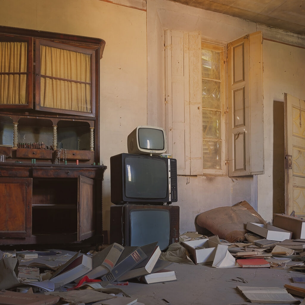 Fernseher in der Ecke, Bücher auf dem Boden Entrümpelung